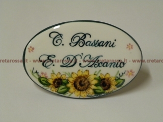 cod.art: nc34 - Mattonella in ceramica ovale cm 8,5x13 circa con girasole e scritta personalizzata. 